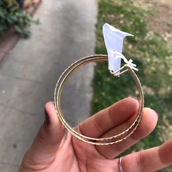 4MM Diamond cut Hoop Earrings - Picture 7 of 10